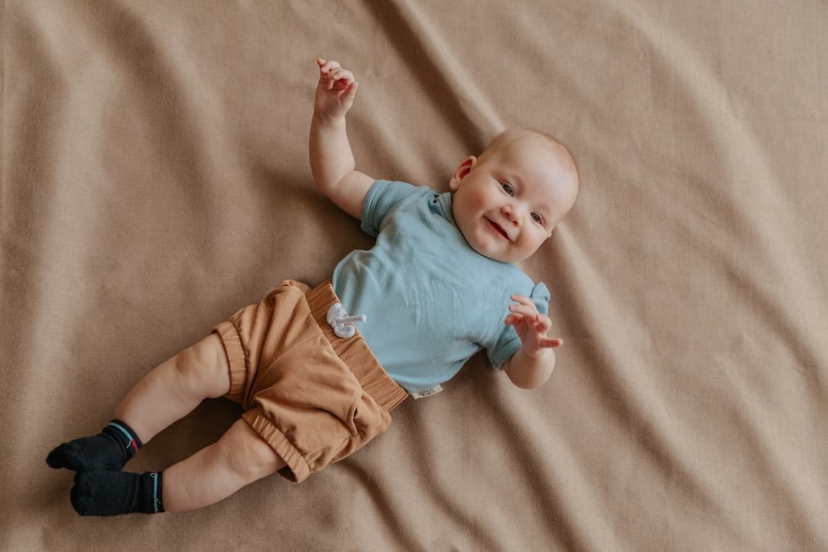 Perché i neonati guardano il soffitto e ridono